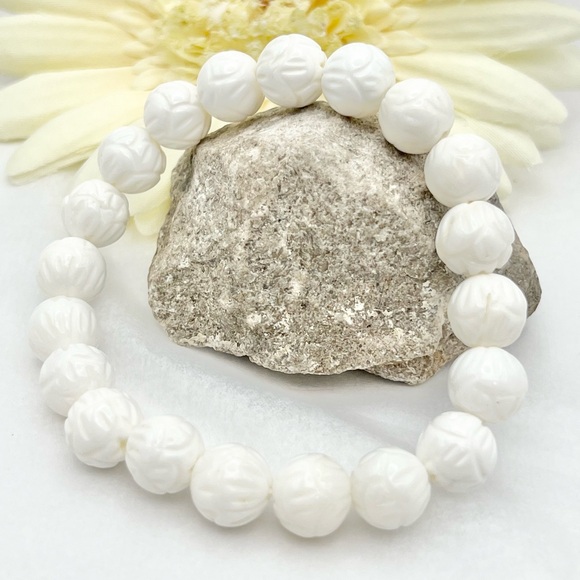 WHITE CARVED CORAL BRACELET - Picture 7 of 7